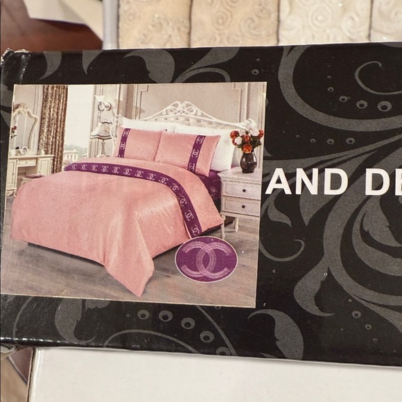 Devonshire Collection King Size Bedding Set - Picture 1 of 7